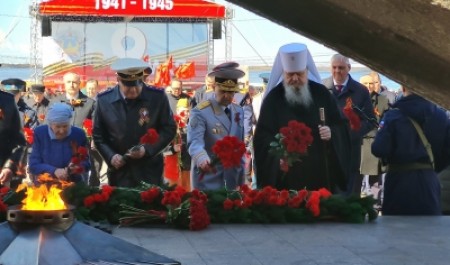 Митрополит Корнилий 9 мая возложил цветы к монументу Победы в Архангельске