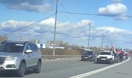 На архангельском мосту столкнулись участники автопробега ко Дню Победы