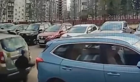 Видео: в Архангельске мальчик внезапно выскочил под машину во дворе жилого дома