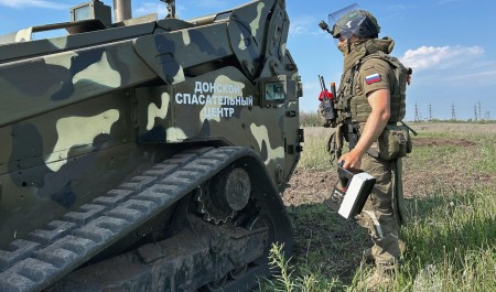Пиротехники МЧС России очищают луганскую землю от взрывоопасных предметов