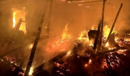 В Поморье взрыв газа спровоцировал крупный дачный пожар: пострадал человек