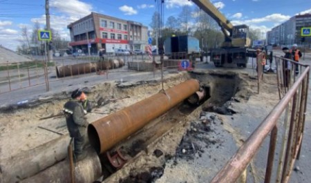 Архангельские коммунальщики вышли на ремонт теплотрассы возле Смольного Буяна