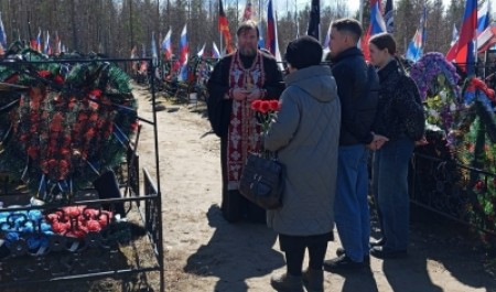 Протоиерей Валерий Суворов совершил заупокойную литию по погибшим воинам 