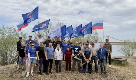 Архангельский Штаб поддержки «Единой России» провел субботник на набережной
