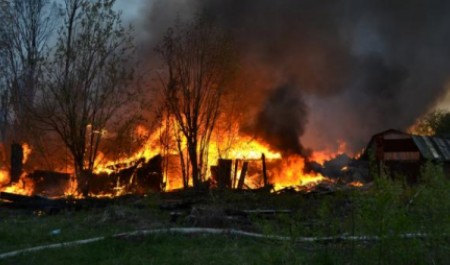 Почти 1000 квадратов огня: в Мирном расследуют крупный пожар в гаражах