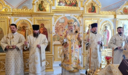 Митрополит Корнилий совершил всенощное бдение в канун праздника святителя Николая Чудотворца 