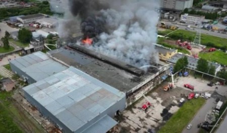 К тушению крупного пожара в Архангельске привлекли вертолет и поезд