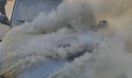 В Коряжме у торгового центра загорелась «Волга»