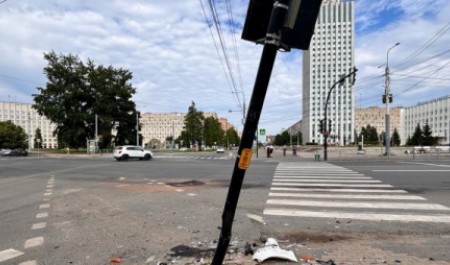 У главпочтамта в Архангельске автомобиль протаранил светофор