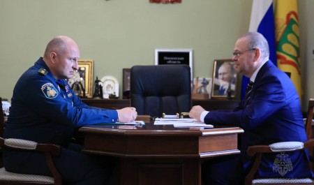 Главы МЧС России Александр Куренков и Пензенской области Олег Мельниченко обсудили меры по защите населения