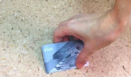В Коряжме аморальный тип нашел банковскую карту и гульнул не по-детски