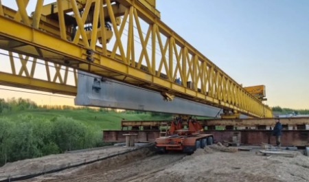 На мосту через Вождоромку специалисты приступили к монтажу пролетного строения