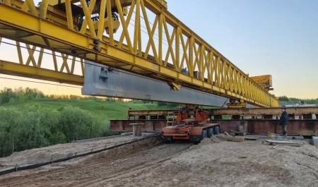 Работы на мосту через реку Вождоромку идут полным ходом