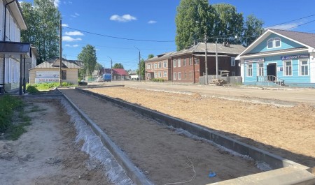 В Вельске ведется благоустройство тротуаров на улице Первого Мая