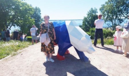 В Петровском сквере Архангельска поселился медведь в цветах российского триколора В Петровском сквере Архангельска поселился медведь в цветах российского триколора