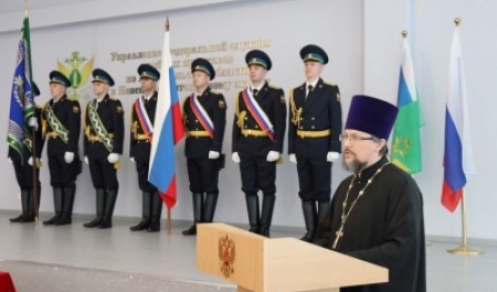 Священник Александр Григорьев поздравил судебных приставов с Днем России 