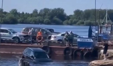 В Архангельске на переправе автомобиль упал в воду В Архангельске на переправе автомобиль упал в воду