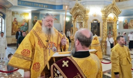 Митрополит Корнилий совершил всенощное бдение в канун недели всех русских святых 