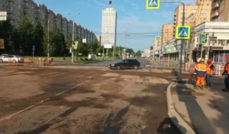 Автомобили вернулись на Воскресенскую после устранения аварии на коллекторе Автомобили вернулись на Воскресенскую после устранения аварии на коллекторе
