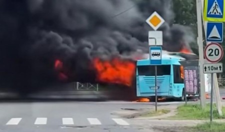 Мощный пожар уничтожил автобус «Рико» на конечной остановке в Архангельске