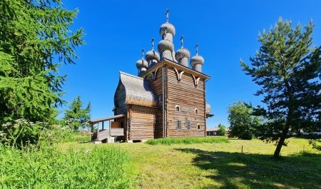 Митрополит Корнилий посетил старинный деревянный храм в Заостровье