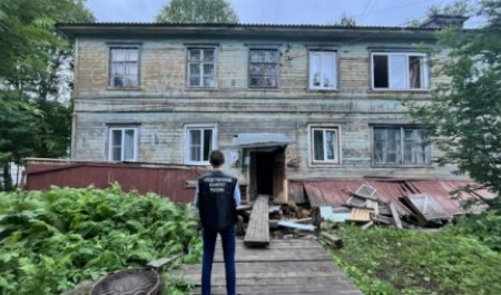 Жильцы архангельской двухэтажки лишились дома после схода жилища со свай