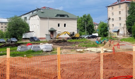  На улице Ленина в Няндоме приступили к обустройству детского городка 