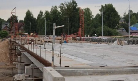 На мосту через реку Вель завершены основные конструктивные работы