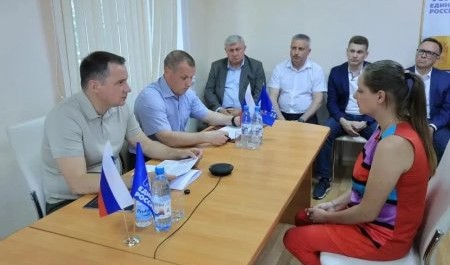 Губернатор Цыбульский провел личный прием граждан в Вельске
