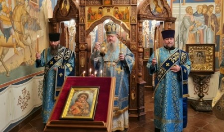 Митрополит Корнилий совершил всенощное бдение в канун праздника Владимирской иконы Божией Матери