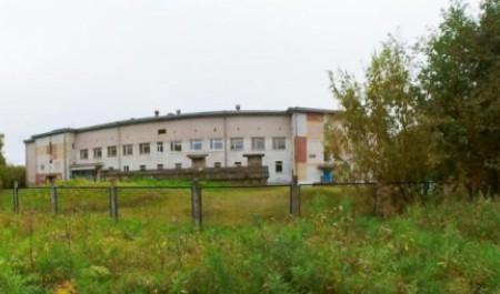 Тело мужчины нашли на заборе детского сада в архангельской Цигломени