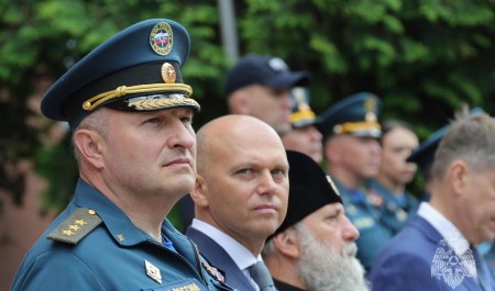 Александр Куренков передал подразделениям ведомства в Калининградской области новую спецтехнику и наградил личный состав