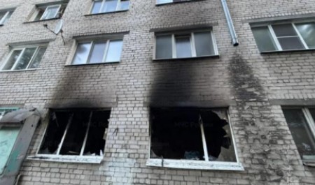 Десятки человек спасали из полыхающего дома в Архангельске: есть пострадавшая Десятки человек спасали из полыхающего дома в Архангельске: есть пострадавшая