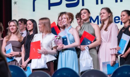 Выпускникам Высшей школе экономики, управления и права САФУ вручили дипломы