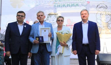 В Архангельске супружеским парам вручили медали «За любовь и верность»