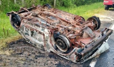 На трассе М-8 в Поморье перевернулась и сгорела «Нива»: водитель исчез в лесу На трассе М-8 в Поморье перевернулась и сгорела «Нива»: водитель исчез в лесу