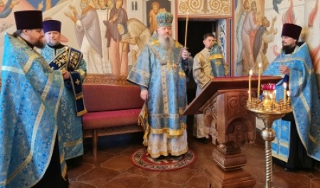 Митрополит Корнилий совершил всенощное бдение в канун праздника иконы Божией Матери «Троеручица»