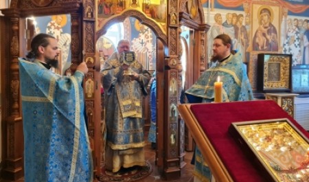 Митрополит Корнилий совершил Божественную литургию в праздник иконы Божией Матери «Троеручица»