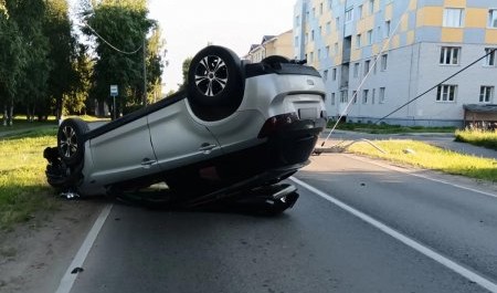 В Северодвинске нетрезвый водитель сбил столб и перекувыркнул машину