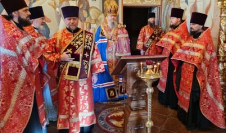 Митрополит Корнилий совершил славление в день памяти святых бессребреников Космы и Дамиана 
