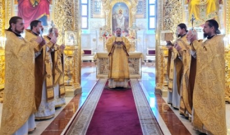Митрополит Корнилий 19 июля совершил Божественную литургию в кафедральном соборе Архистратига Божия Михаила