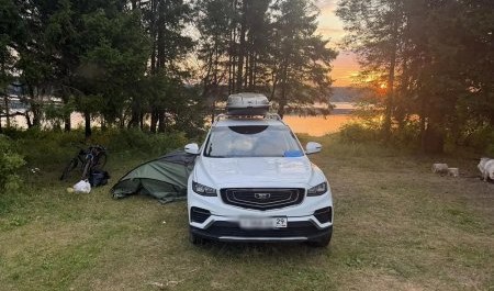 В Холмогорском округе автомобиль наехал на палатку со спящей девушкой