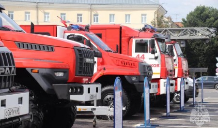 Глава МЧС России передал Тверскому пожарно-спасательному гарнизону спецтехнику и наградил отличившихся сотрудников