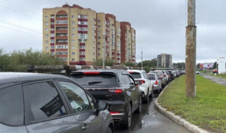Они вернулись! В Архангельске вновь наблюдаются очереди на АЗС