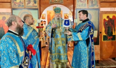 Митрополит Корнилий совершил Божественную литургию в храме XIX века в Большой Кудьме под Северодвинском