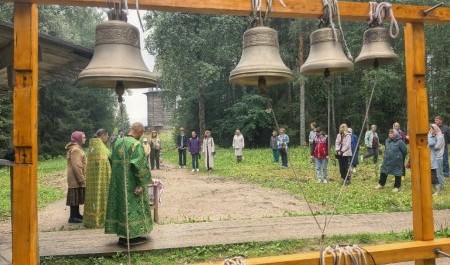По музею "Малые Корелы" разнесся колокольный звон