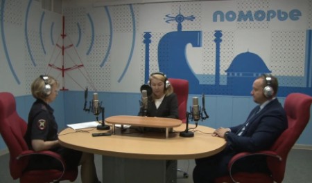 За безопасность на дорогах Поморья: о реализации нацпроекта «Инфраструктура для жизни» и профилактике ДТП рассказали в радиоэфире