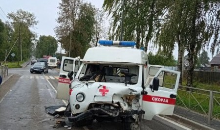 В столкновении "Опеля" и неотложки по дороге в Няндому пострадали медработники