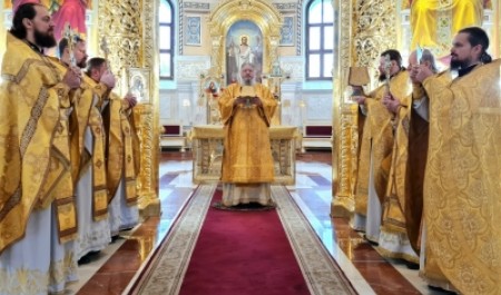 Митрополит Корнилий 16 августа совершил Божественную литургию в кафедральном соборе Архистратига Божия Михаила 