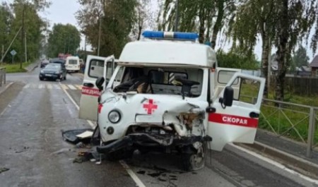 В Архангельской области ДТП со скорой отправило в больницу водителя и фельдшера